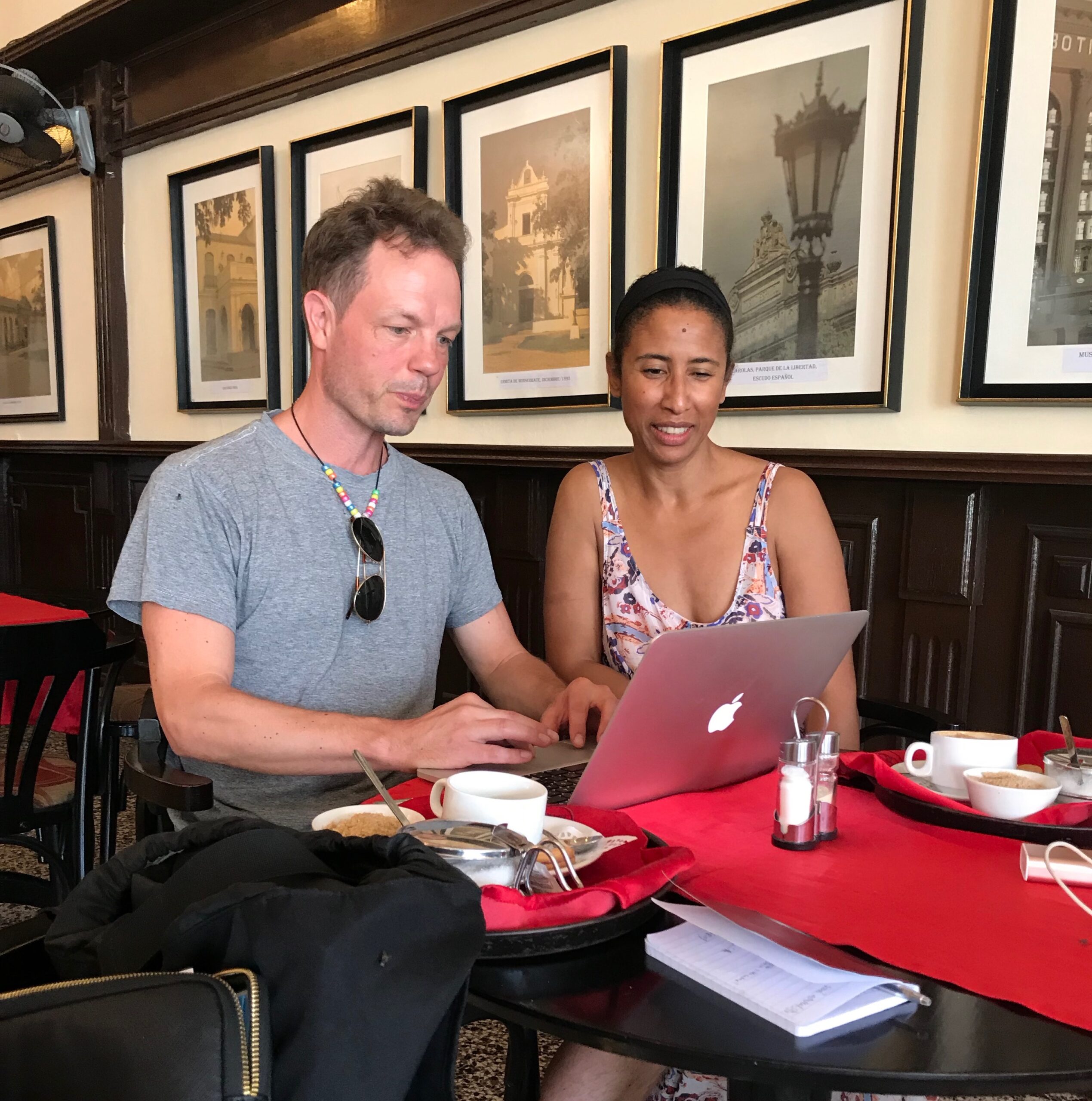 Jörgen och Monika Wade arbetar, här i Hotel Velasco i Matanzas, foto: Velascos bartender