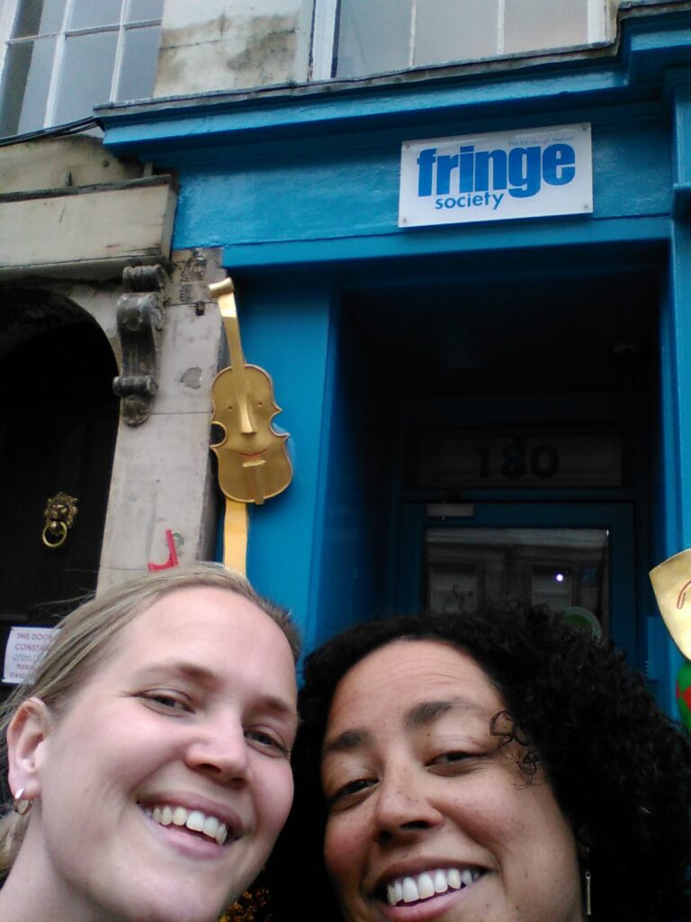 Jennifer och Vanessa utanför Fringe Society