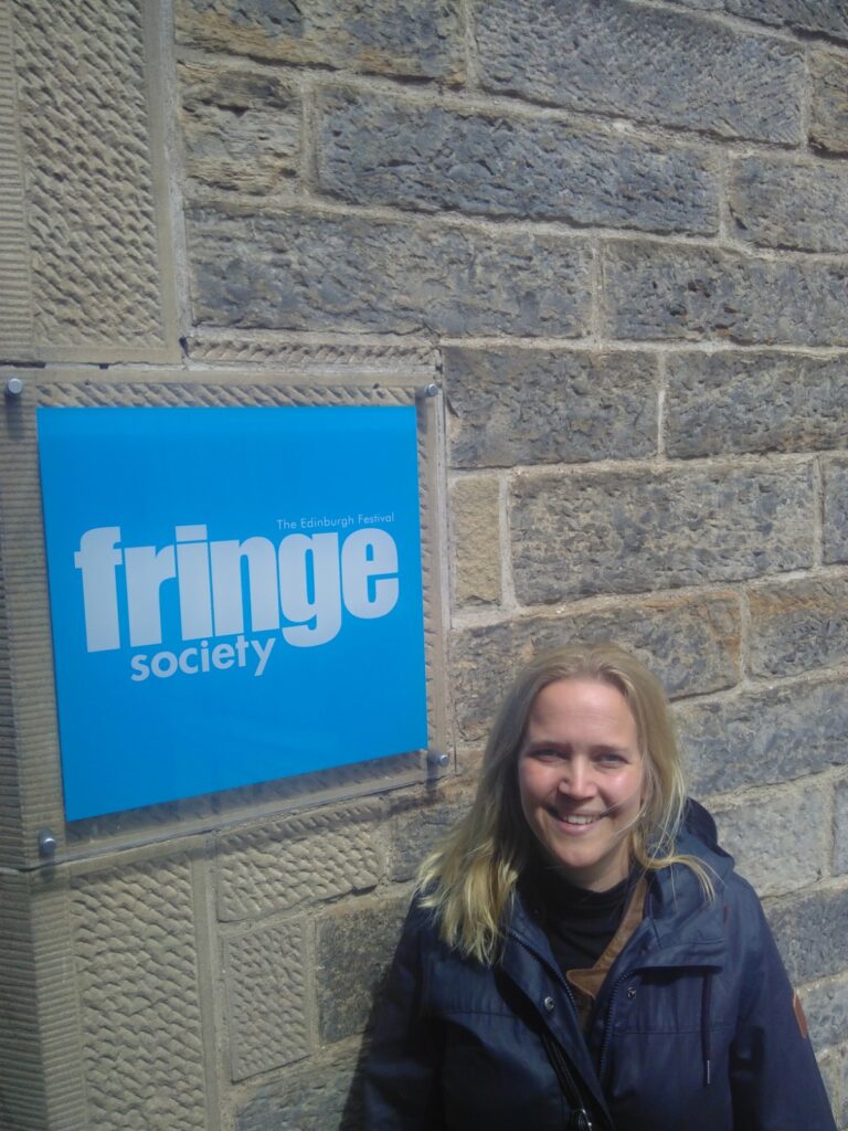 Jennifer utanför Fringe Society