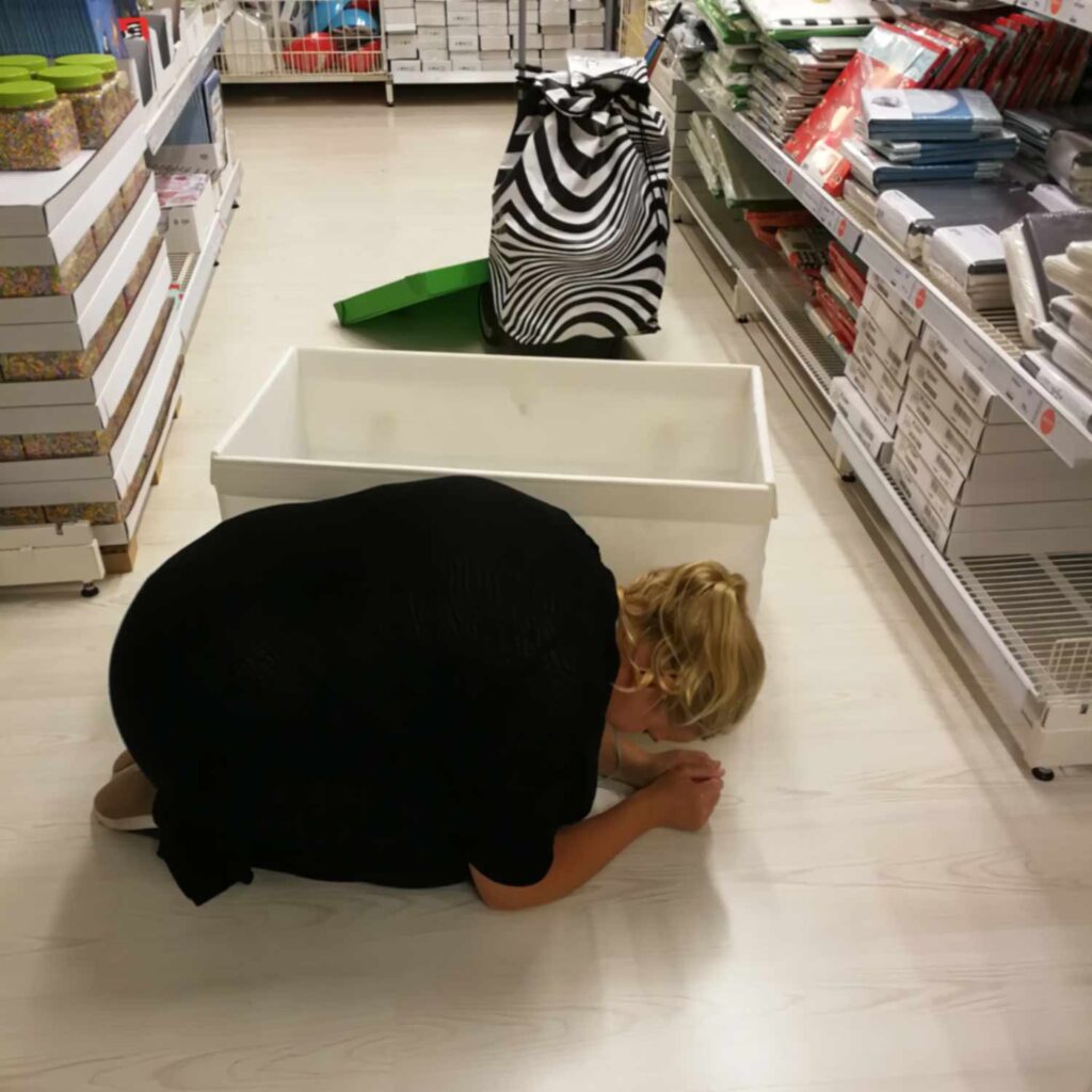 Jennifer ihopkurad på IKEAs golv