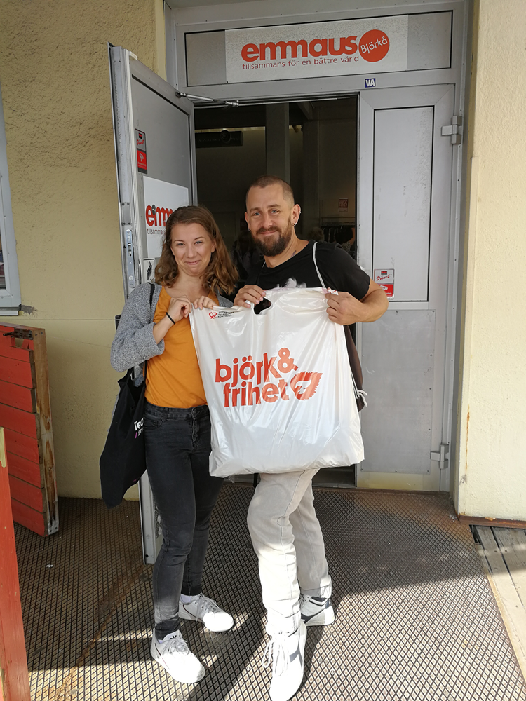 Nilla Björkman och Sebastian Ruiz utanför Björk & Frihet som är vår samarbetspartner. Foto: Jennifer Karlsson