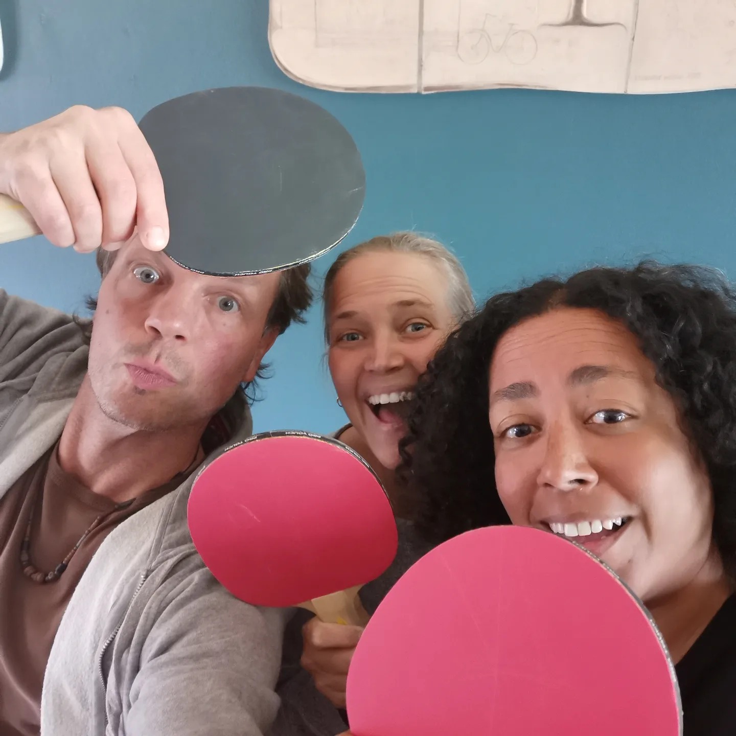 Tre pingisspelare på Possibilitas